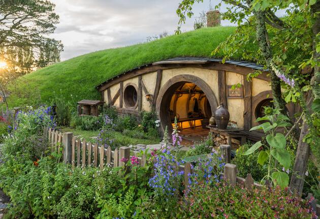 Bring Middle‑earth™ to life with these amazing behind-the-scenes film tours for 'The Hobbit'. 