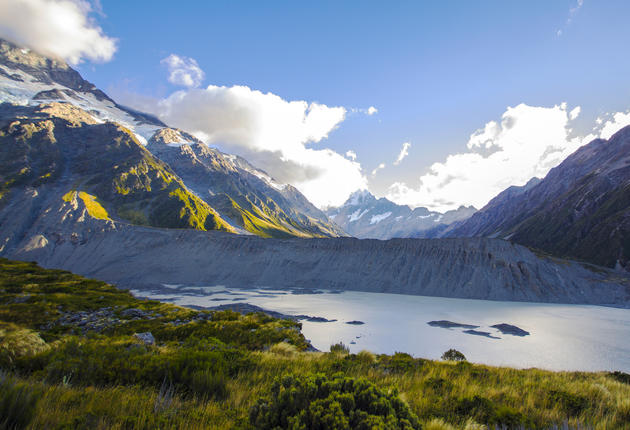 山脉是新西兰最独特的地标景观之一。它们提供独特的高山栖息地，是各类探险家的游乐场，从铁杆登山迷到寻找冰川的休闲徒步者，均可尽享其乐。