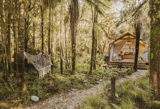 Werde eins mit der Natur und überlasse es den anderen, sich um alles zu kümmern: Beim „Glampen“ machst du die einzigartige Erfahrung des glamourösen Camping. Das ist Camping mit Komfort (und Bädern im Freien!). Schau dir unsere Top-Plätze für Glamping in Neuseeland an. 