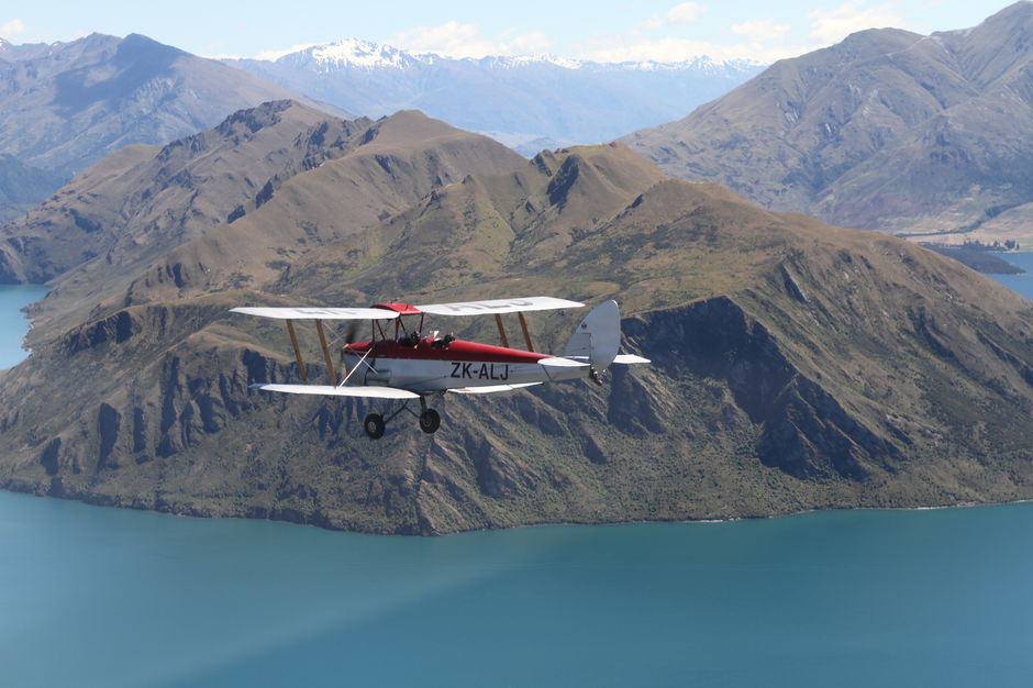 Die historische ZK-ALJ auf einem Rundflug über Lake Wanaka.