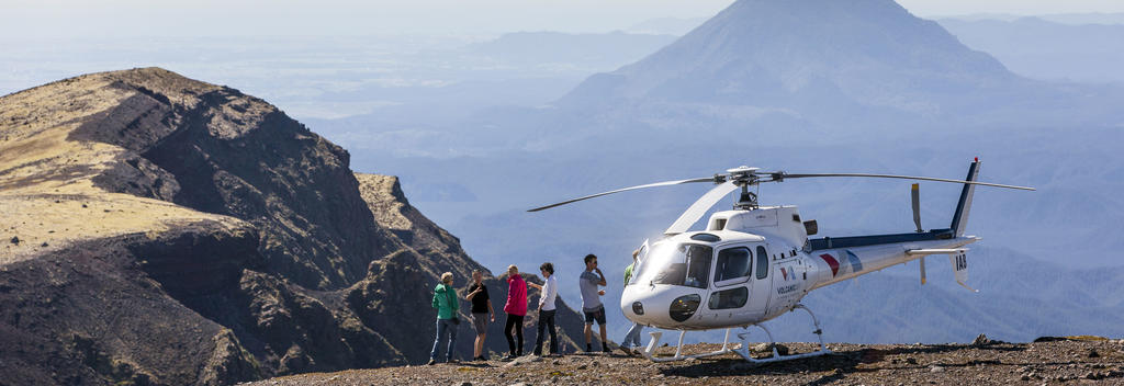 ヘリコプターでタラウェラ山の頂上に着陸