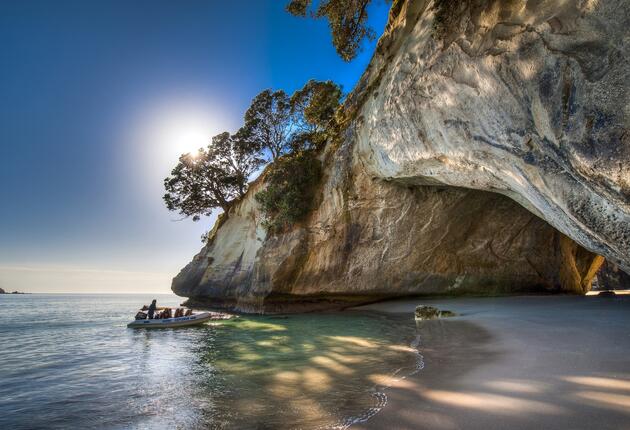 如果问新西兰人最喜欢哪个海滩，他们的回答可能不尽相同。新西兰从北到南有着不胜枚举的迷人海滩，以下为你介绍一些绝佳选择。