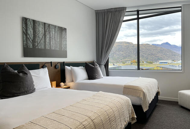 뉴질랜드의 호텔은 규모와 형태, 특징이 모두 제각각이다. 저렴한 곳부터 럭셔리까지, 뉴질랜드 전역에 수백 개의 호텔이 있다.