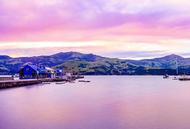 アカロアはニュージーランド随一のフランス風の町です。歴史的な建物や大きな入り江の風景、美味しいフランス料理などが楽しめます。