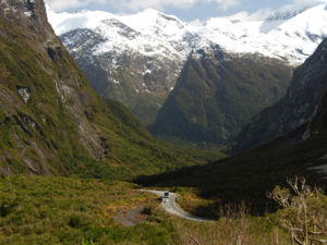 Auf der Fahrt durch die Berglandschaften des Fiordland Nationalparks wird schnell deutlich, warum diese Region zum Weltnaturerbe gehört.