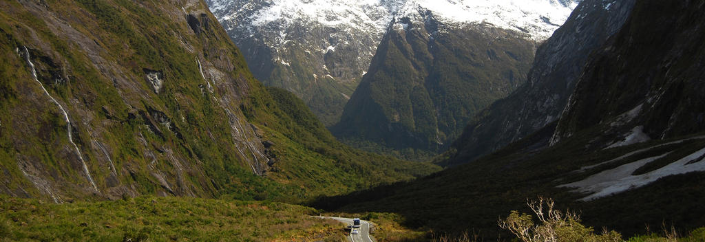 Auf der Fahrt durch die Berglandschaften des Fiordland Nationalparks wird schnell deutlich, warum diese Region zum Weltnaturerbe gehört.