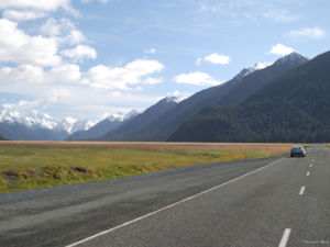 Auf der Fahrt durch das Eglinton Valley bieten die Gipfel des Fiordland Nationalparks ein fantastisches Schauspiel.