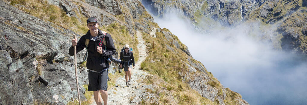 Der Routeburn Track führt Wanderer über Hochgebirgspässe, vorbei an Bergseen und durch von Gletschern geformte Täler.
