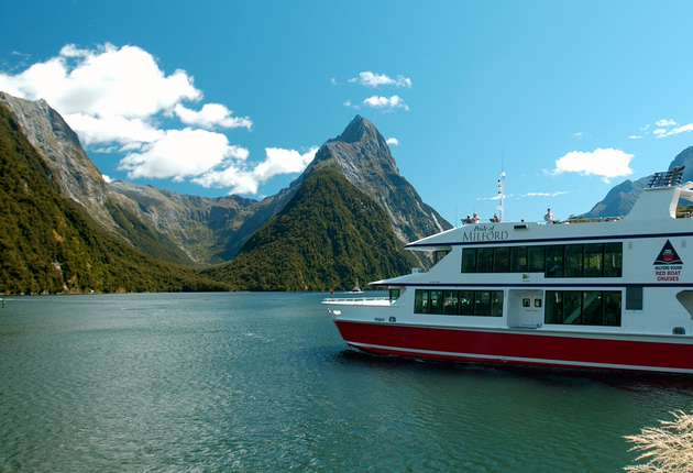Die spektakuläre Landschaft und Wildtiere der Milford und Doubtful Sounds in Fiordland können auf einer Bootstour ganz aus der Nähe erlebt werden.
