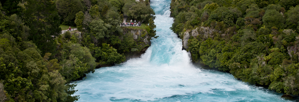 Beobachte, wie 220.000 Liter Wasser pro Sekunde über die Huka Falls donnern. Dies ist Neuseelands meistbesuchte Sehenswürdigkeit.