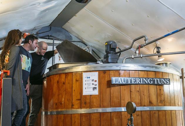 In Neuseeland wird nur in Nelson Hopfen angebaut. Kein Wunder, dass die Region mit 10 Mikrobrauereien und 13 Biermarken zum Craft Beer Zentrum Neuseelands wurde.