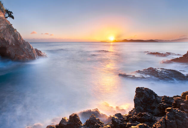 Neuseeland begrüßt als erstes Land der Welt das Tageslicht. An der Ostküste Neuseelands gibt es einige tolle Plätzchen, um den ersten Sonnenaufgang an Neujahr zu begrüßen - wir haben sie aufgelistet.