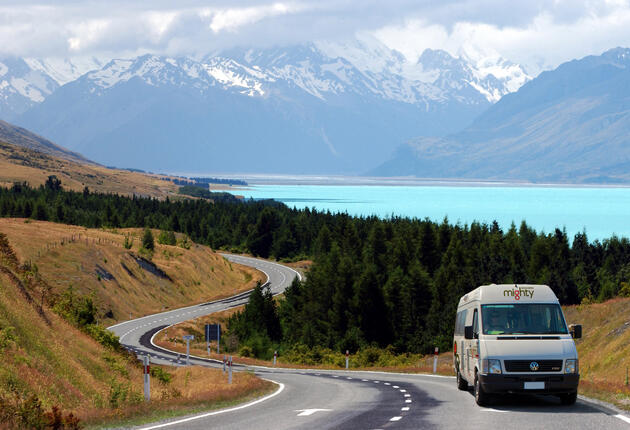 From Cape Reinga in the north to Milford Sound in deep South, embark on a collection of road trips throughout New Zealand. A road trip around New Zealand is an unforgettable experience. Find out where to start. 