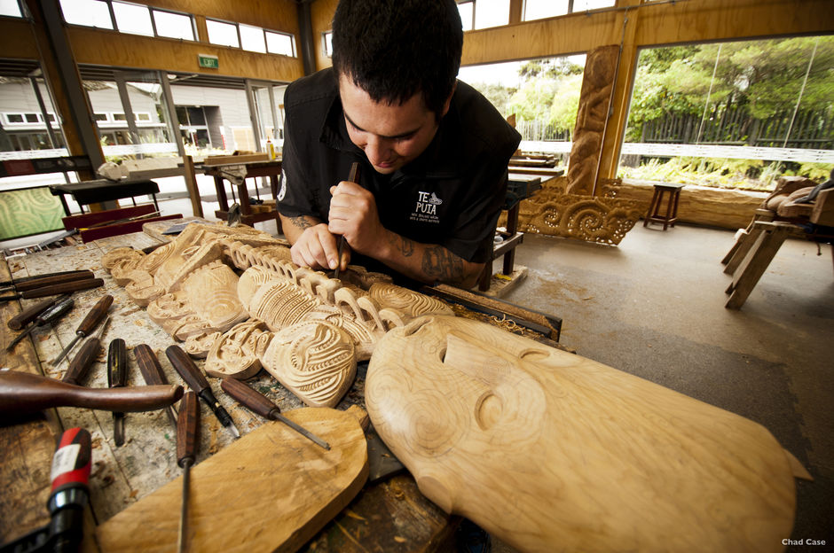In Te Puia, Rotorua, kann man den Schnitzmeistern der Maori bei der Arbeit zusehen. Die Kunst wird von einer Generation zur nächsten weitergereicht.