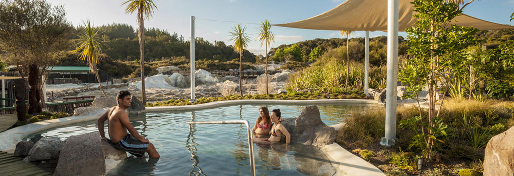 沉浸在天然的温泉池中，尽情享受罗托鲁瓦（Rotorua）的地热奇观。