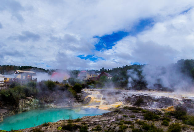 罗托鲁瓦（Rotorua）是一片令人神往的地热奇境，点缀着汩汩冒泡的泥浆池、壮观的间歇喷泉、大大小小的温泉池和五彩斑斓的火山口湖。