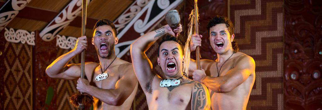 Haka-Tänzer zeigen ihre Energie und Wildheit über Gesichtsausdrücke (Pūkana) und kraftvolle, schnelle Bewegungen.