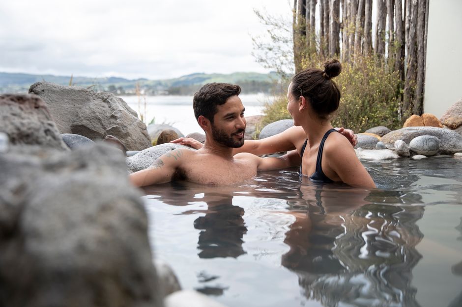 ロトルアの名湯、ポリネシアン・スパの天然温泉に浸かり、スパで贅沢なひと時を
