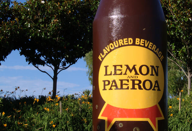 のどが渇いたらパエロアで一休みしましょう。この町はニュージーランドの有名な国産ソフトドリンク「レモン＆パエロア（通称：L&P）」のふるさとです。