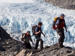 徒步探索福克斯冰川。