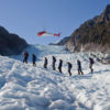 ヘリコプター遊覧でフォックス氷河に着陸