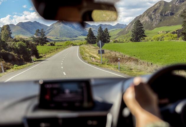 了解在新西兰驾车的相关信息，包括道路规则、在哪侧行驶、国际驾照使用和天气情况等。