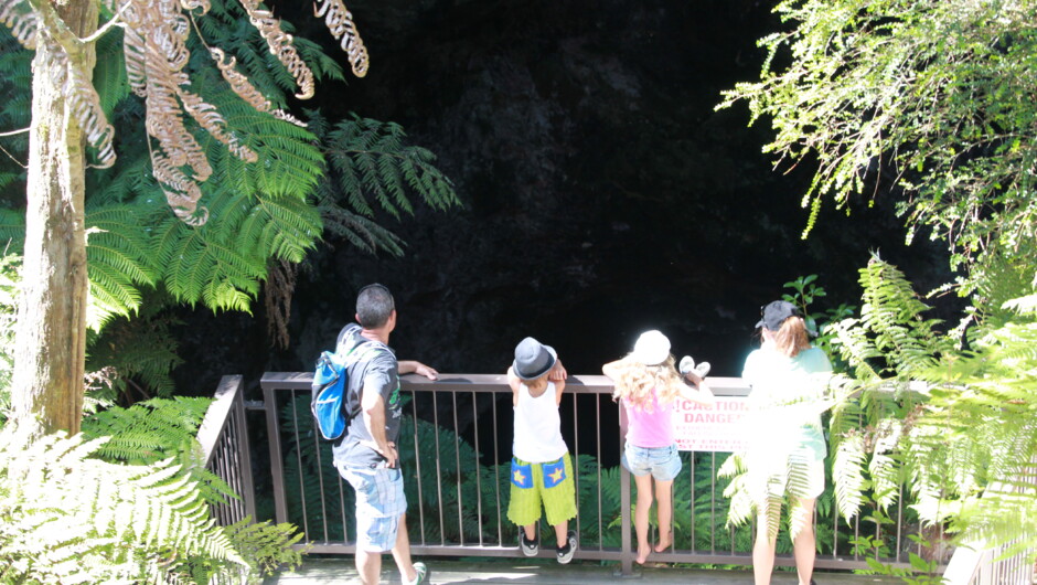 透明な水をたたえるワイファカアタ（鏡の池）を見下ろしてみましょう。ニュージーランドで唯一の温泉でできた洞窟の下にあります。